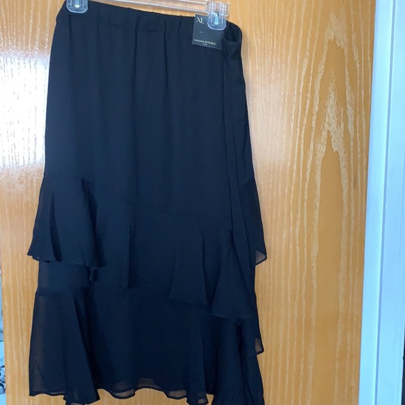 NWT Banana Republic black skirt - Picture 4 of 4